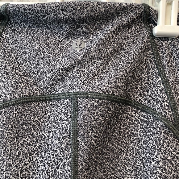 LULULEMON • Train times crop fractal alpine SIZE 2 - Picture 5 of 7